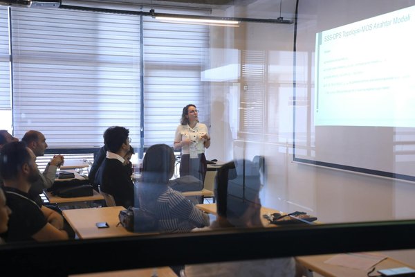 comment les services de gestion des réseaux sociaux peuvent renforcer votre présence en ligne