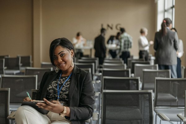 Comment attirer l'attention des médias lors d'une inauguration à Tours ?